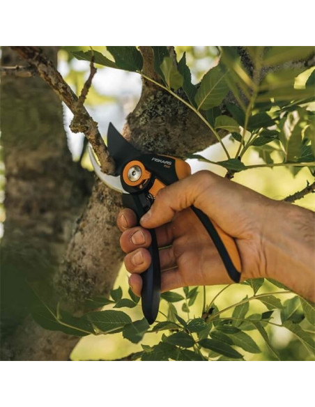 Fiskars Tesoura de Podar Bypass Plus™ SmartFit™ (P541) Fiskars Tesoura de Podar Bypass Plus™ SmartFit™ (P541)