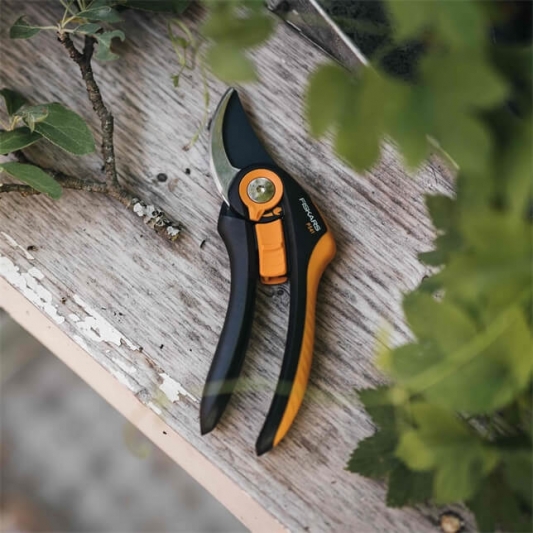 Fiskars Pruning Shears Bypass Plus™ SmartFit™ (P541)