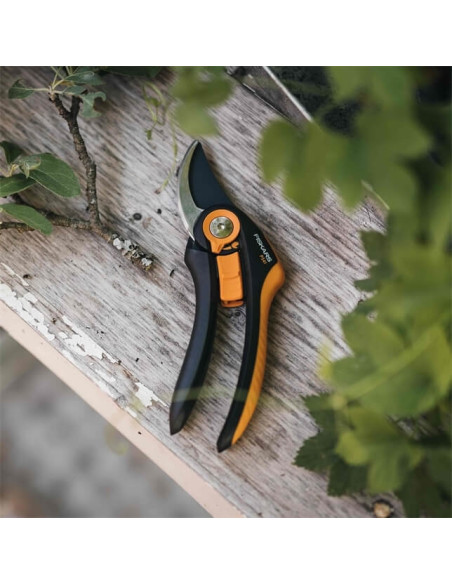 Fiskars Tesoura de Podar Bypass Plus™ SmartFit™ (P541) Fiskars Tesoura de Podar Bypass Plus™ SmartFit™ (P541)