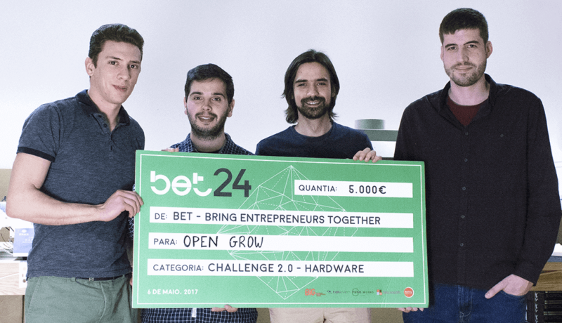 Some Open Grow™ members, on a hardware production room, holding the first place prize from Bet24 Hardware & IoT 2017 contest
