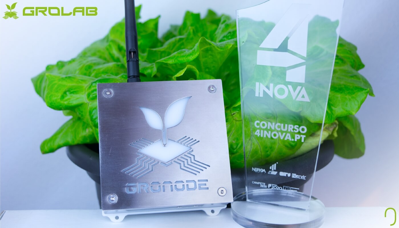 GroNode grow controller, a GroLab™ module, next to the trophy of the 4IN competition awarded to Open Grow™ in the category of technology & processes.